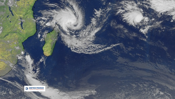 Le cyclone Dumile frappe l'île de La Réunion