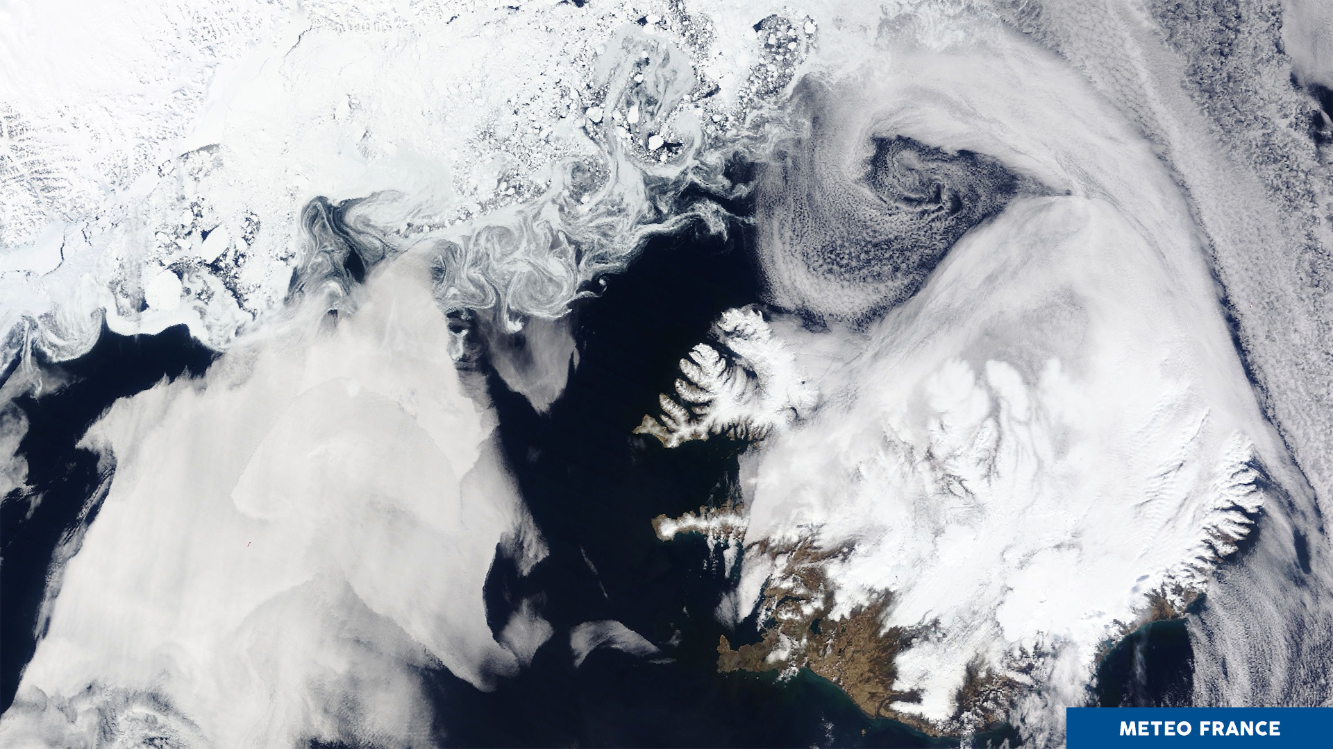 L'Islande, entre nuages bas et glace de mer
