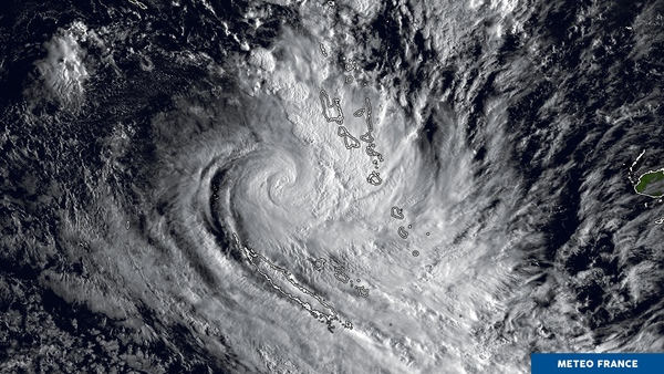 Zoom sur le cyclone Hola et son enroulement nugeux
