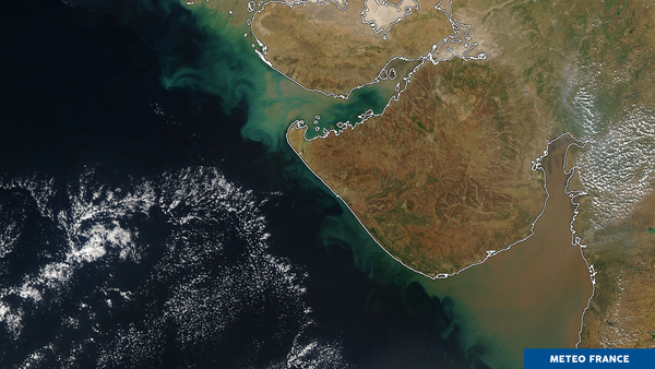 Cumulus et tourbillons marins à proximité des côtes indiennes

