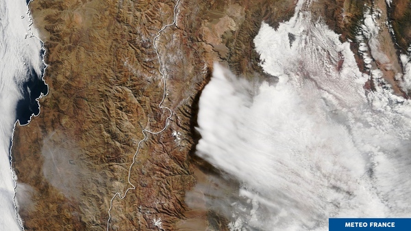 Une vague nuageuse à l'assaut de la cordillère des Andes
