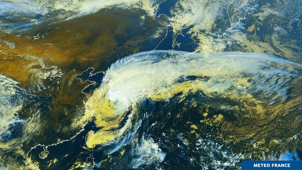Tempête tropicale près du Japon.
