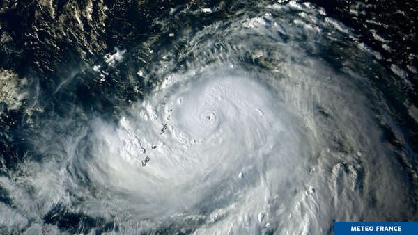 Le super typhon Hagibis explose au-dessus du Pacifique
