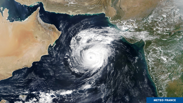 Le cyclone Maha agite l'océan Indien Nord
