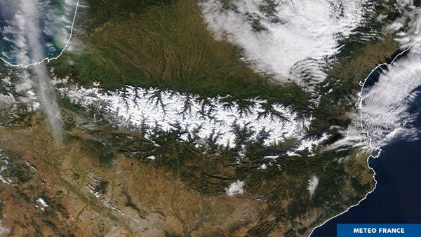 Les sommets enneigés des Pyrénées vus de l'espace
