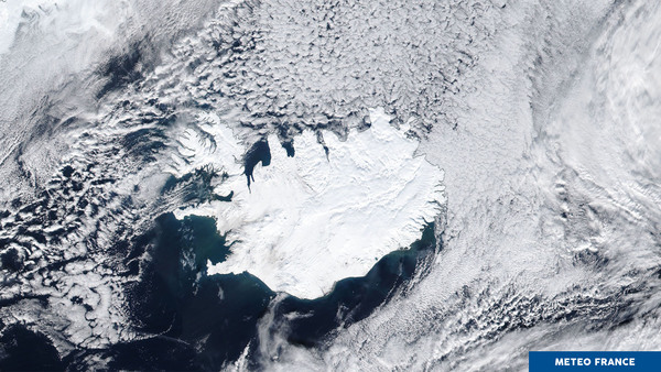 La blancheur de la neige sur l'Islande
