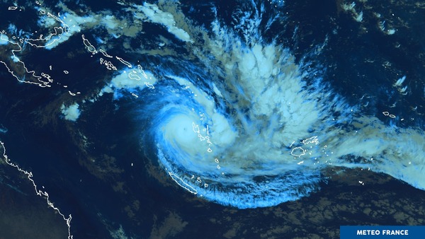 Cyclone tropical intense HAROLD près du Vanuatu.
