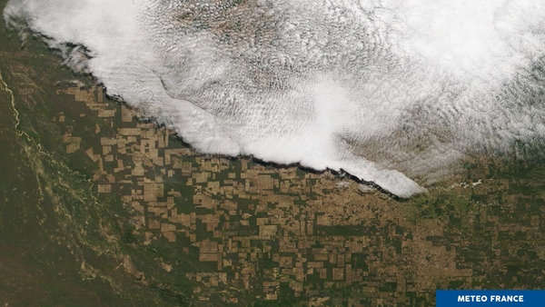 Voile nuageux et immenses champs au Paraguay
