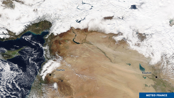 Neige et tempête de sable au Proche-Orient
