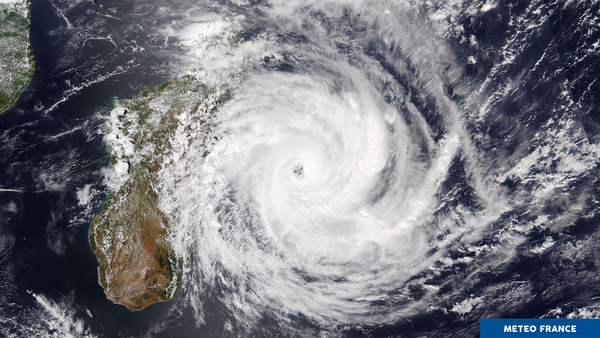 Le cyclone Batsirai progresse vers l'ouest
