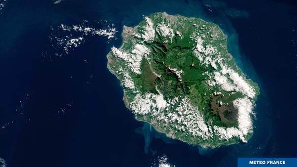 Couronne de nuages au-dessus de l'île de La Réunion
