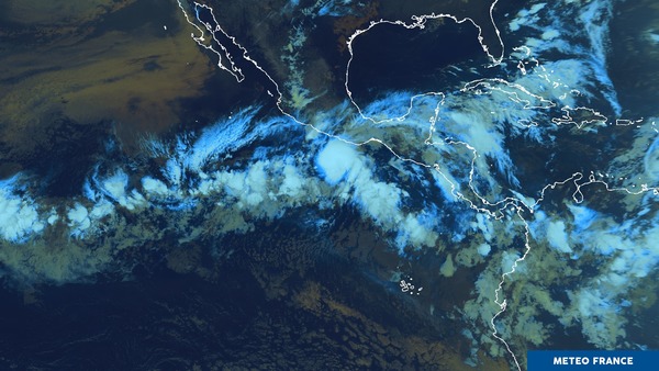 Le cyclone AGATHA se renforce près du Mexique.
