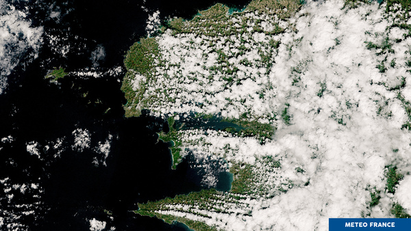 Le vent d'ouest dessine des lignes de nuages sur le Finistère
