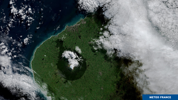 Vue hivernale du mont Taranaki enneigé
