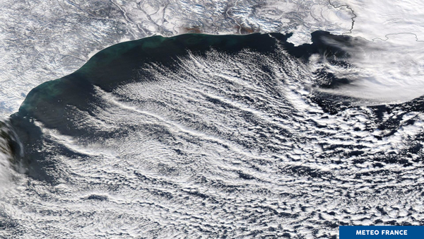 Effet de lac au dessus de la mer d'Okhotsk
