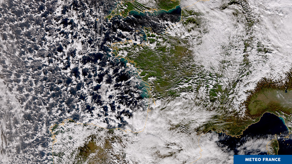 Une traîne active fleurit l'océan Atlantique de nuages cotonneux
