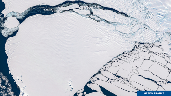 Un iceberg tabulaire se détache de la banquise antarctique