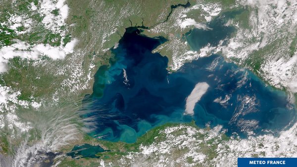La mer Noire et ses multiples nuances de bleu
